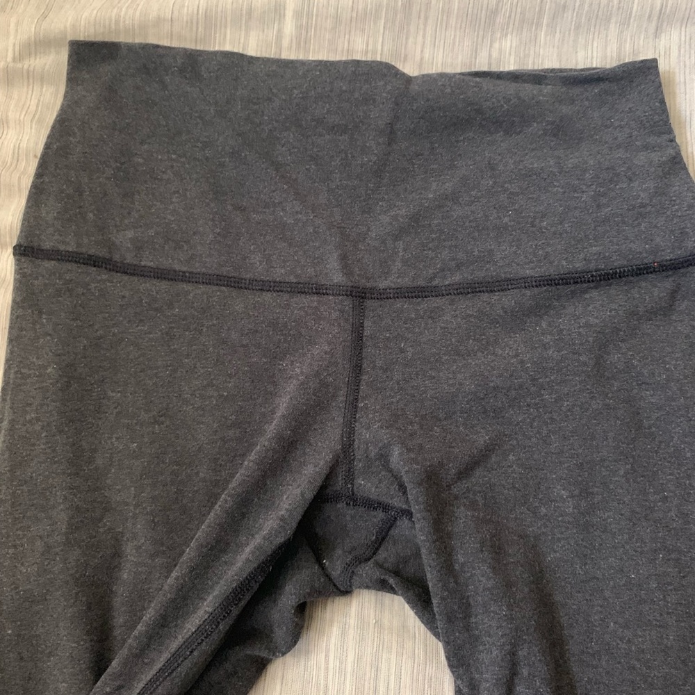 Lululemon gray crop, size 6/8 EUC - Picture 2 of 4